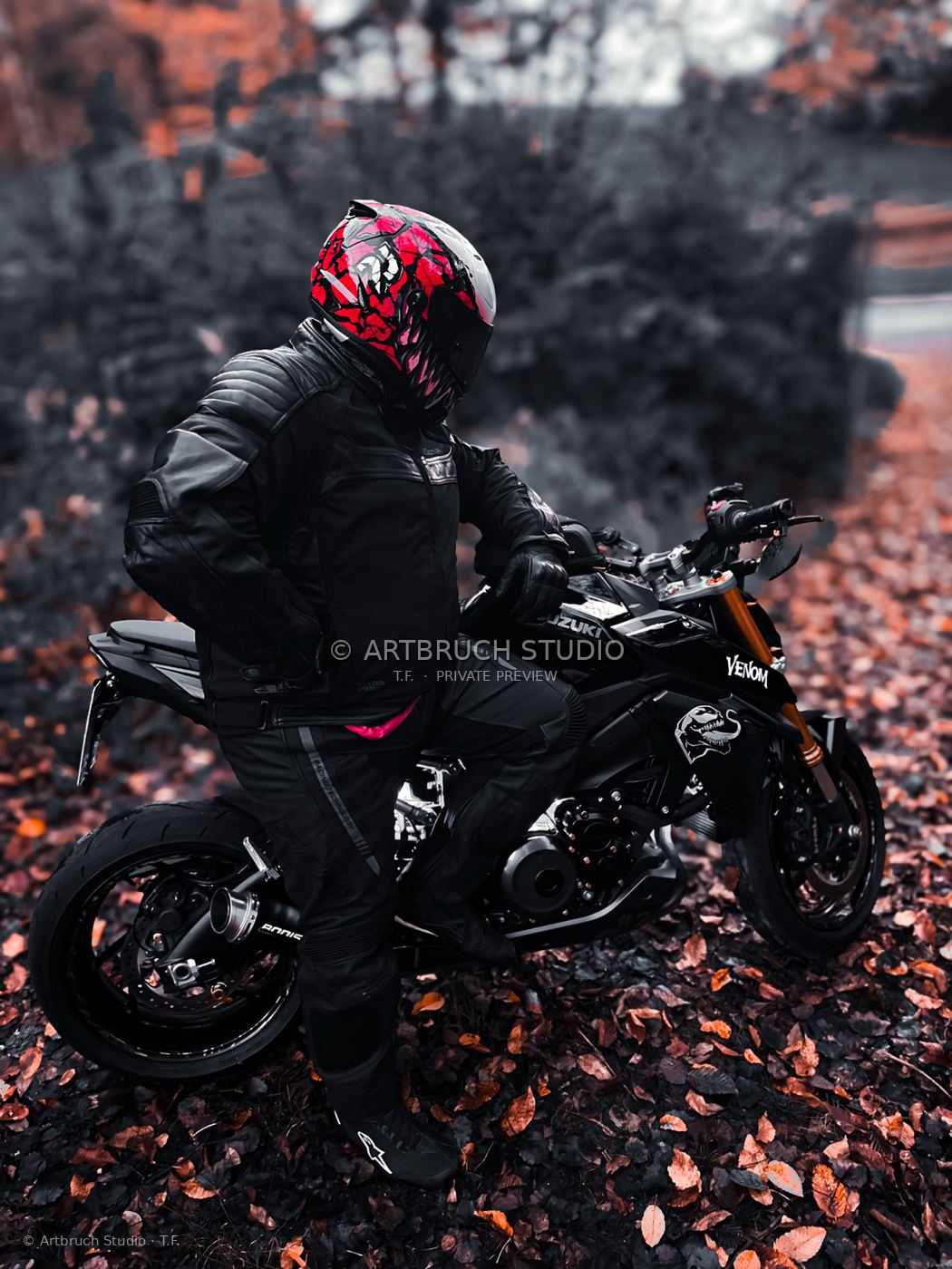 Motorradfahrer im Herbstlaub
