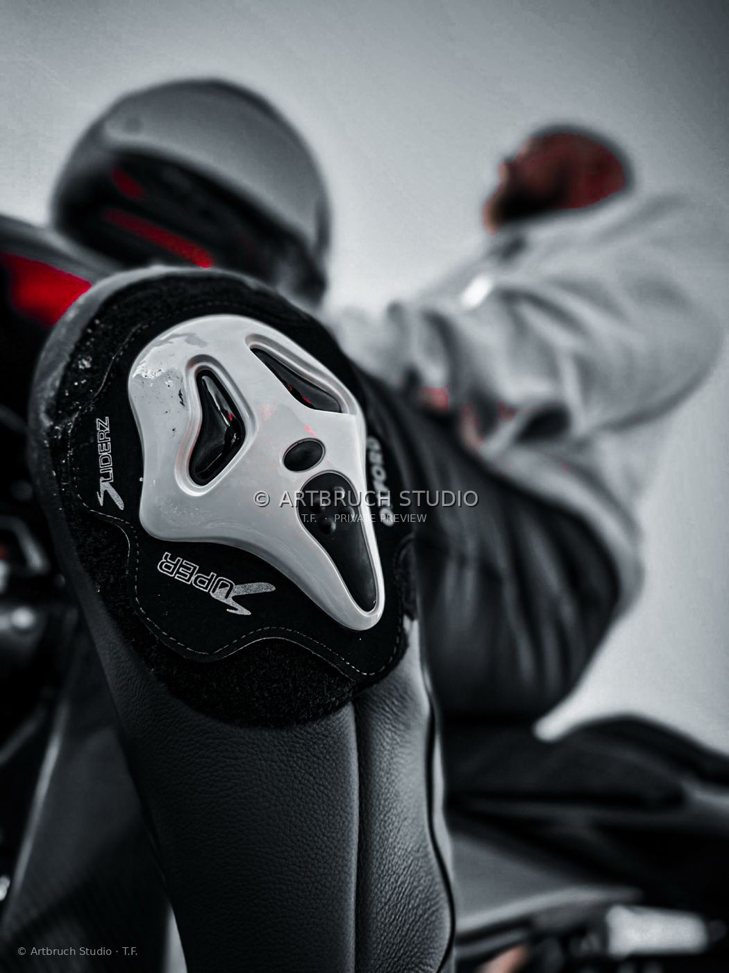 Detail eines Motorradfahrers mit Schutzkleidung