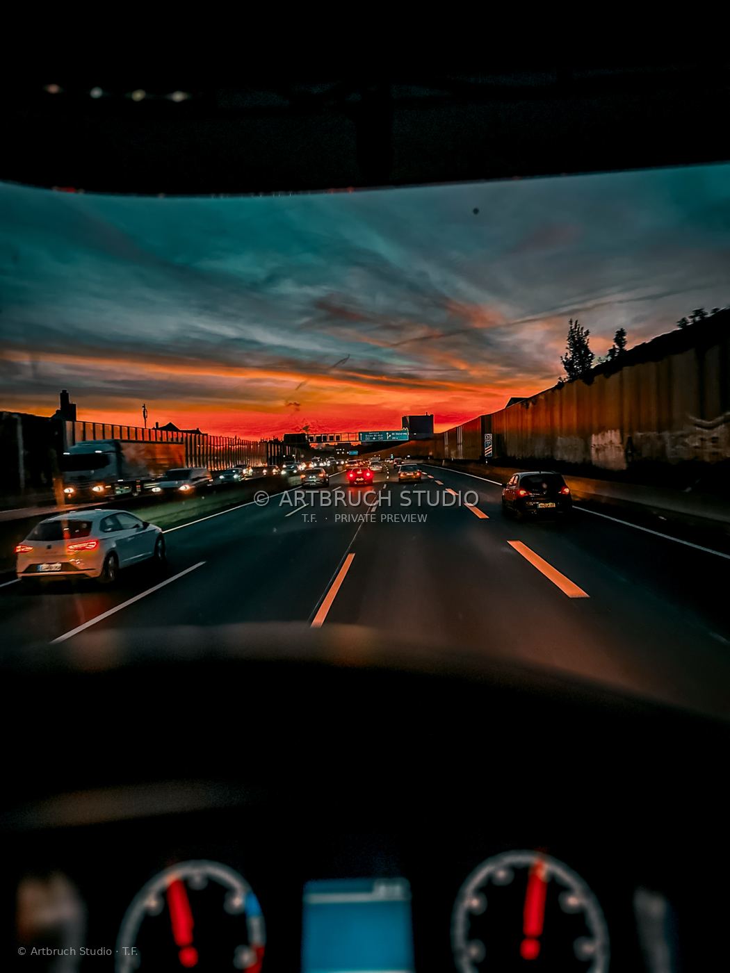Sonnenuntergang über einer Autobahn