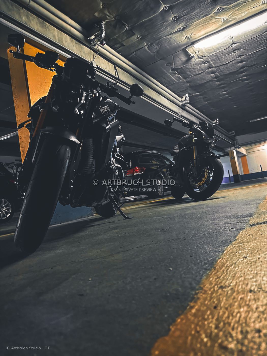 Motorräder in einer Tiefgarage